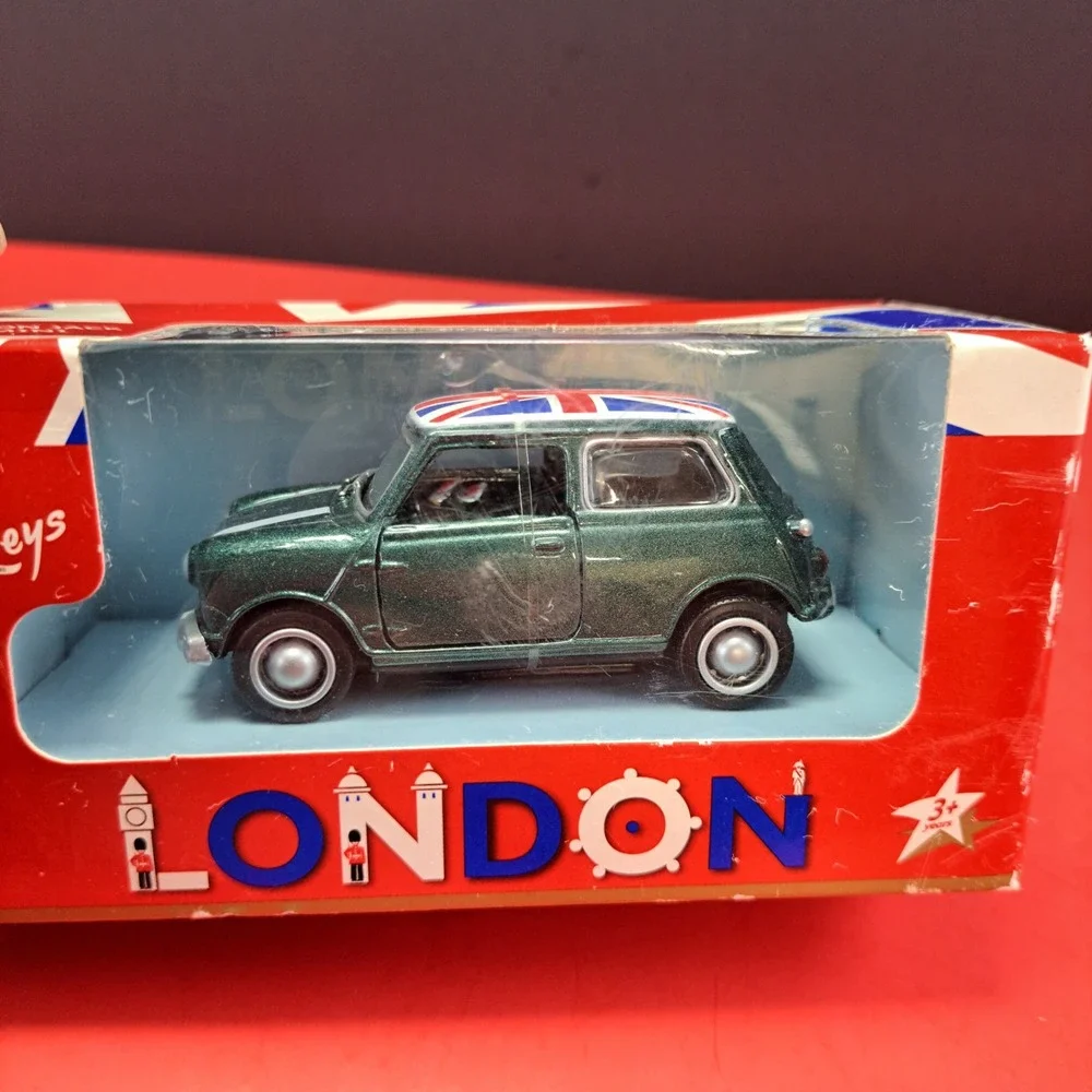 Hamleys Union Jack Mini Toy Car Green Metallic London Souvenir New (